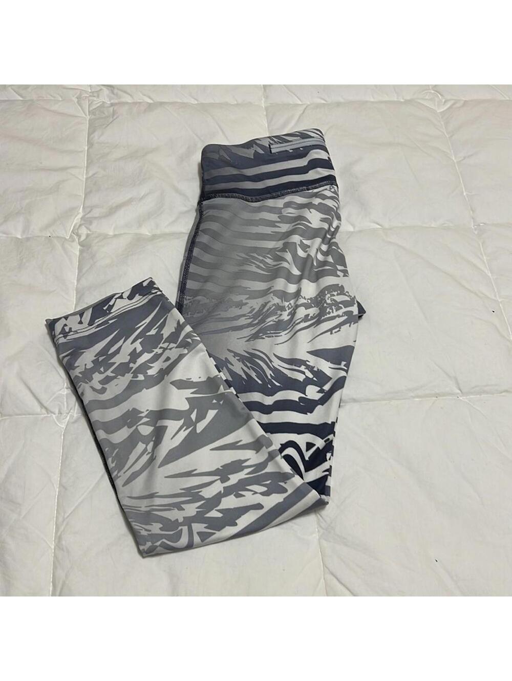 Nike Dri-Fit Capri Leggings Gray Abstract Wave Print Women's XS - Picture 3 of 7
